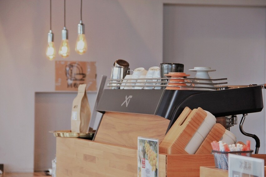 鹿篙咖啡莊園環抱魚池鄉茶園景觀咖啡廳，氣勢茶山讓人心曠神怡