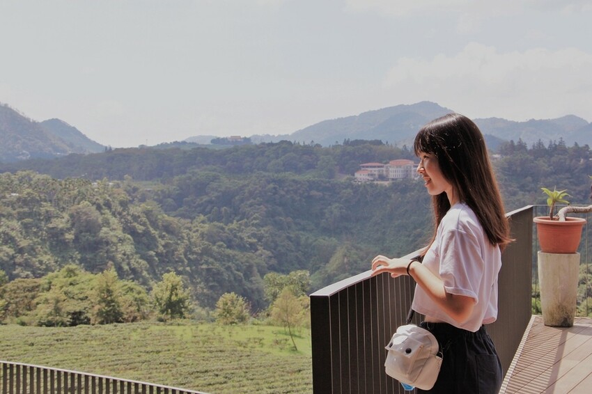 鹿篙咖啡莊園環抱魚池鄉茶園景觀咖啡廳，氣勢茶山讓人心曠神怡