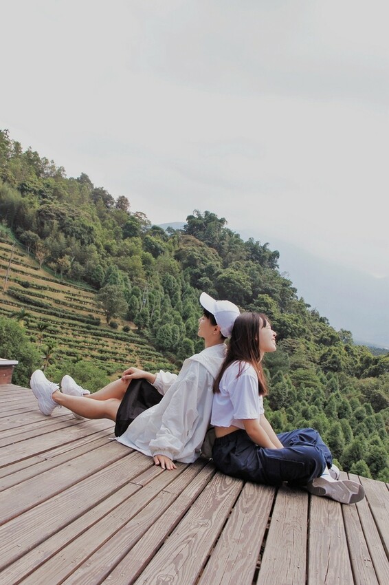 鹿篙咖啡莊園環抱魚池鄉茶園景觀咖啡廳，氣勢茶山讓人心曠神怡