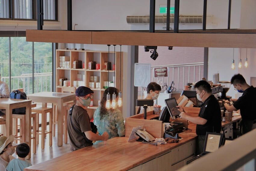 鹿篙咖啡莊園環抱魚池鄉茶園景觀咖啡廳，氣勢茶山讓人心曠神怡