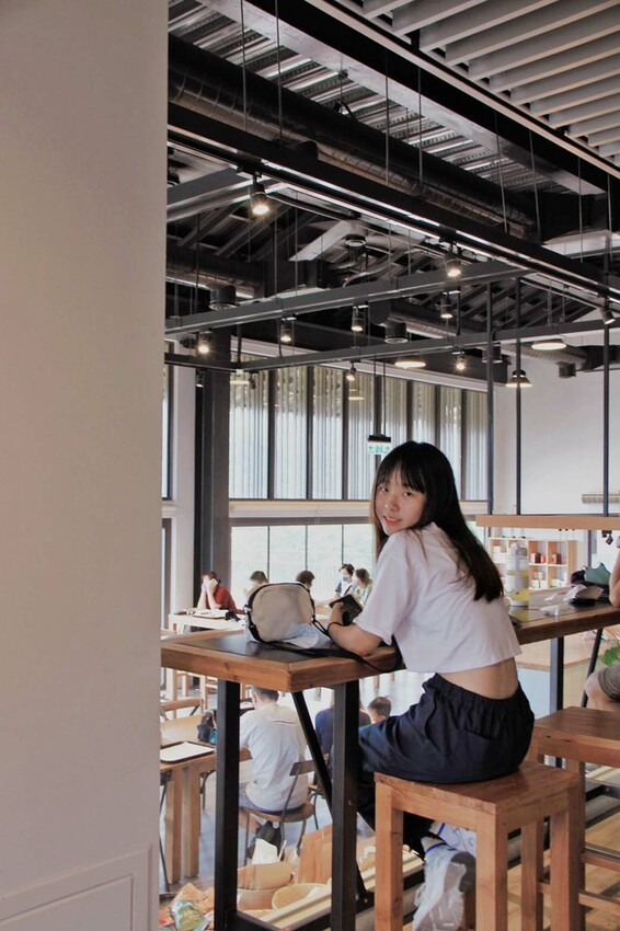 鹿篙咖啡莊園環抱魚池鄉茶園景觀咖啡廳，氣勢茶山讓人心曠神怡