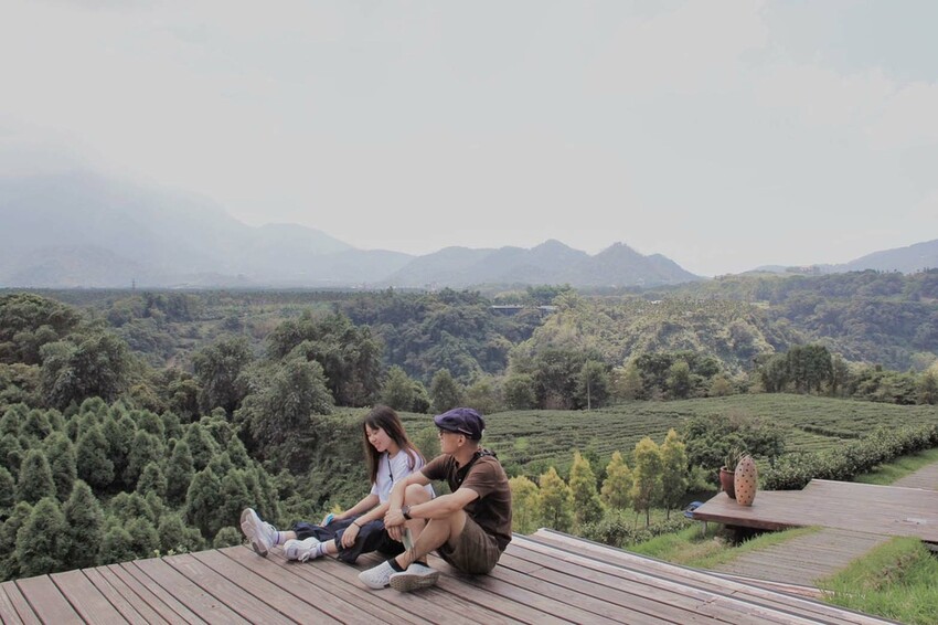 鹿篙咖啡莊園環抱魚池鄉茶園景觀咖啡廳，氣勢茶山讓人心曠神怡