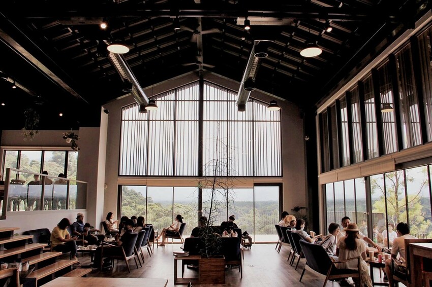 鹿篙咖啡莊園環抱魚池鄉茶園景觀咖啡廳，氣勢茶山讓人心曠神怡