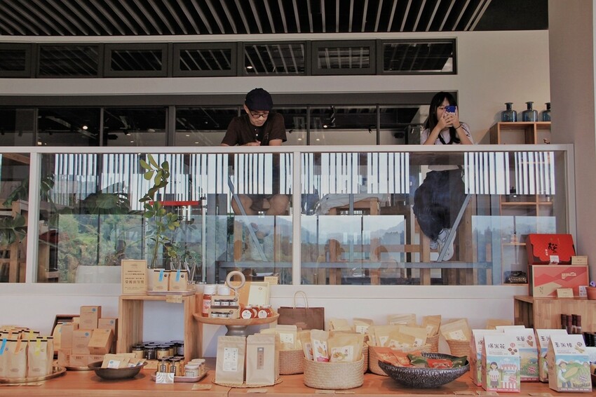 鹿篙咖啡莊園環抱魚池鄉茶園景觀咖啡廳，氣勢茶山讓人心曠神怡