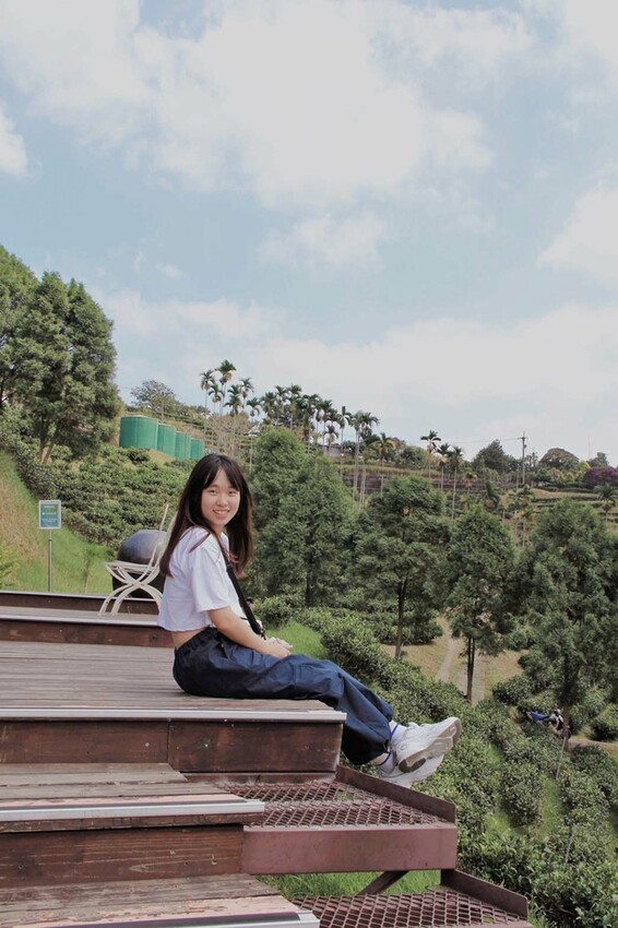 鹿篙咖啡莊園環抱魚池鄉茶園景觀咖啡廳，氣勢茶山讓人心曠神怡