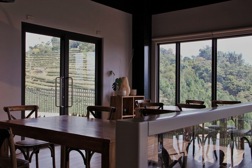 鹿篙咖啡莊園環抱魚池鄉茶園景觀咖啡廳，氣勢茶山讓人心曠神怡