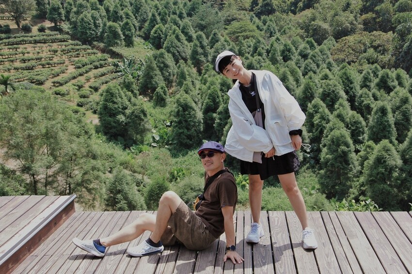 鹿篙咖啡莊園環抱魚池鄉茶園景觀咖啡廳，氣勢茶山讓人心曠神怡