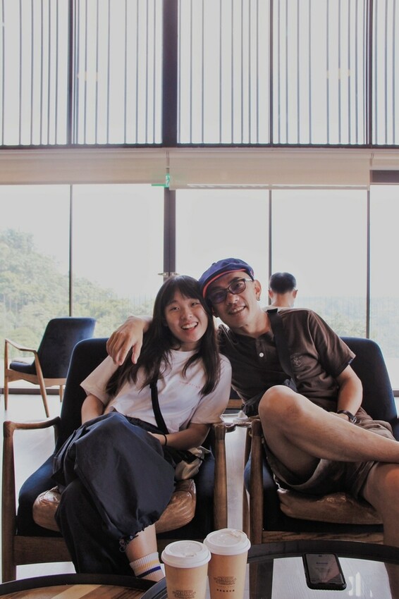 鹿篙咖啡莊園環抱魚池鄉茶園景觀咖啡廳，氣勢茶山讓人心曠神怡