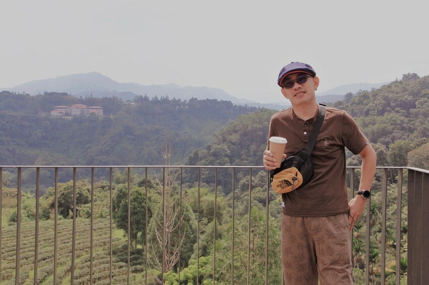 鹿篙咖啡莊園環抱魚池鄉茶園景觀咖啡廳，氣勢茶山讓人心曠神怡