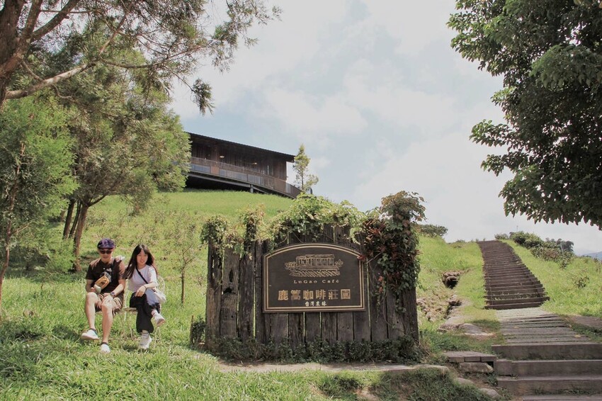 鹿篙咖啡莊園環抱魚池鄉茶園景觀咖啡廳，氣勢茶山讓人心曠神怡