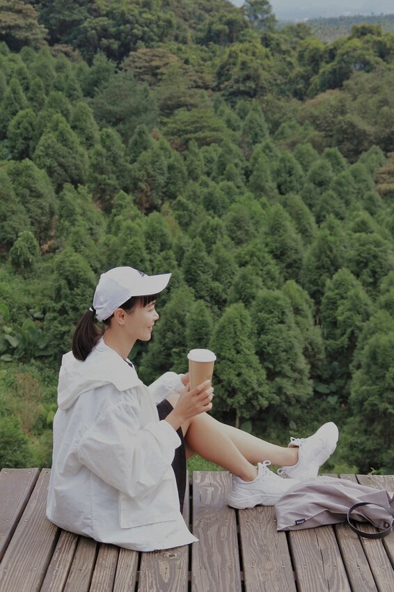 鹿篙咖啡莊園環抱魚池鄉茶園景觀咖啡廳，氣勢茶山讓人心曠神怡