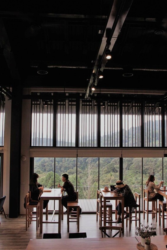 鹿篙咖啡莊園環抱魚池鄉茶園景觀咖啡廳，氣勢茶山讓人心曠神怡