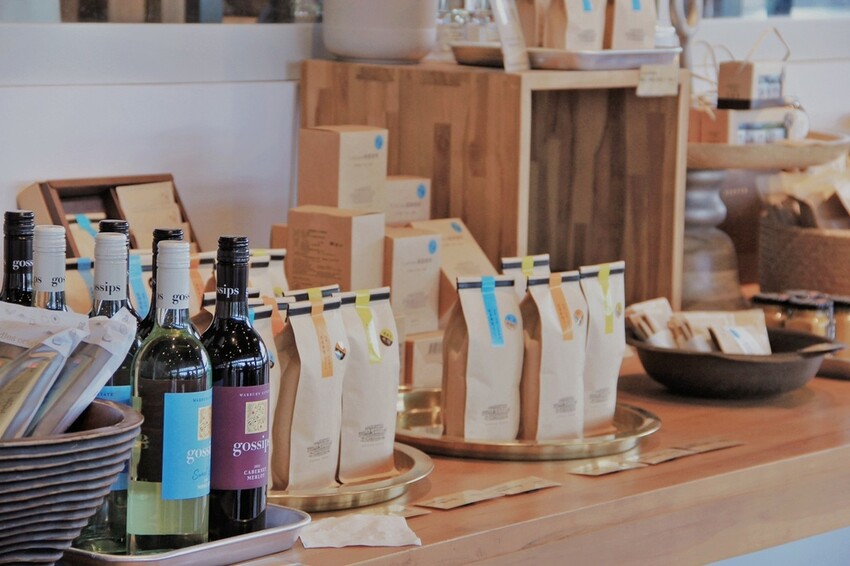 鹿篙咖啡莊園環抱魚池鄉茶園景觀咖啡廳，氣勢茶山讓人心曠神怡