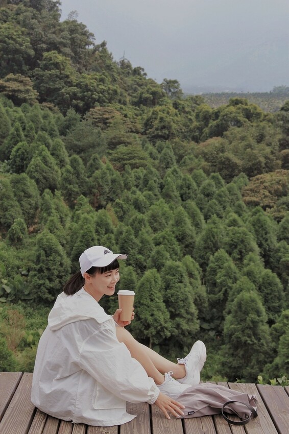 鹿篙咖啡莊園環抱魚池鄉茶園景觀咖啡廳，氣勢茶山讓人心曠神怡