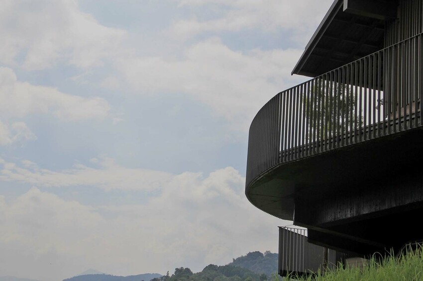 鹿篙咖啡莊園環抱魚池鄉茶園景觀咖啡廳，氣勢茶山讓人心曠神怡