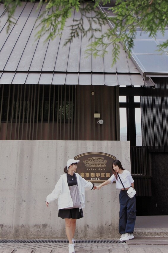 鹿篙咖啡莊園環抱魚池鄉茶園景觀咖啡廳，氣勢茶山讓人心曠神怡