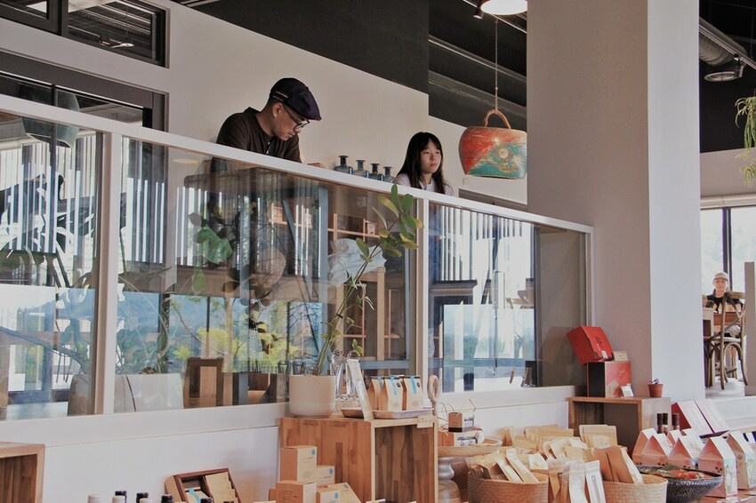 鹿篙咖啡莊園環抱魚池鄉茶園景觀咖啡廳，氣勢茶山讓人心曠神怡