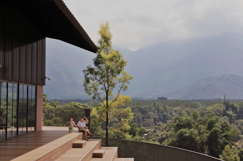 鹿篙咖啡莊園環抱魚池鄉茶園景觀咖啡廳，氣勢茶山讓人心曠神怡