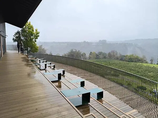 南投魚池鹿篙咖啡莊園~宛如來到世外桃園~觀景平台~俯視山谷的 南投魚池鹿篙咖啡莊園~宛如來到世外桃園~觀景平台~俯視山谷的