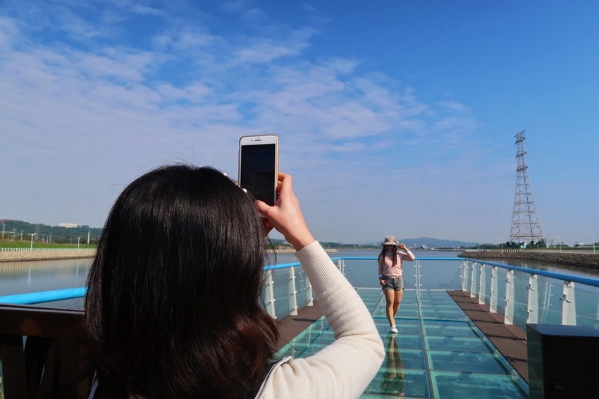 桃園旅遊景點/大溪中庄調節池景觀平台，限時開放遊客進入拍美照，你朝聖了嗎？ - Ann‧榜哥‧生活事務所