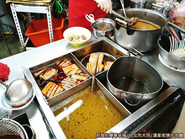潘家老牌牛肉麵05-攤台.jpg