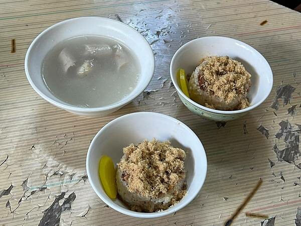 (台南小吃)精忠三村米糕~眷村古早味米糕、四神湯只要25元! (台南小吃)精忠三村米糕~眷村古早味米糕、四神湯只要25元!