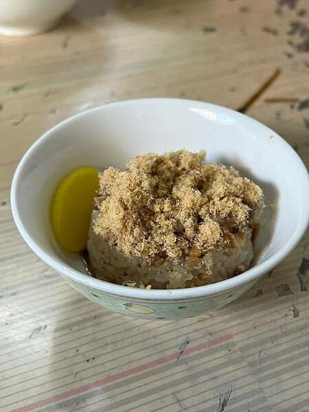 (台南小吃)精忠三村米糕~眷村古早味米糕、四神湯只要25元! (台南小吃)精忠三村米糕~眷村古早味米糕、四神湯只要25元!