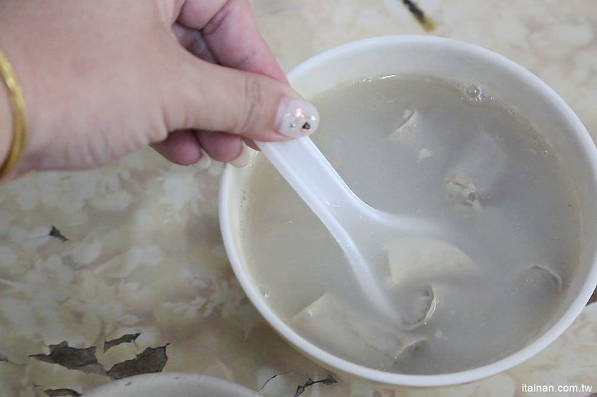 後甲無名米糕(在地人稱精忠三村米糕)~眷村古早味用紅土陶罐炊ㄟ筒仔米糕,20元筒仔白米糕與20元的四神湯! - 台南好Food遊