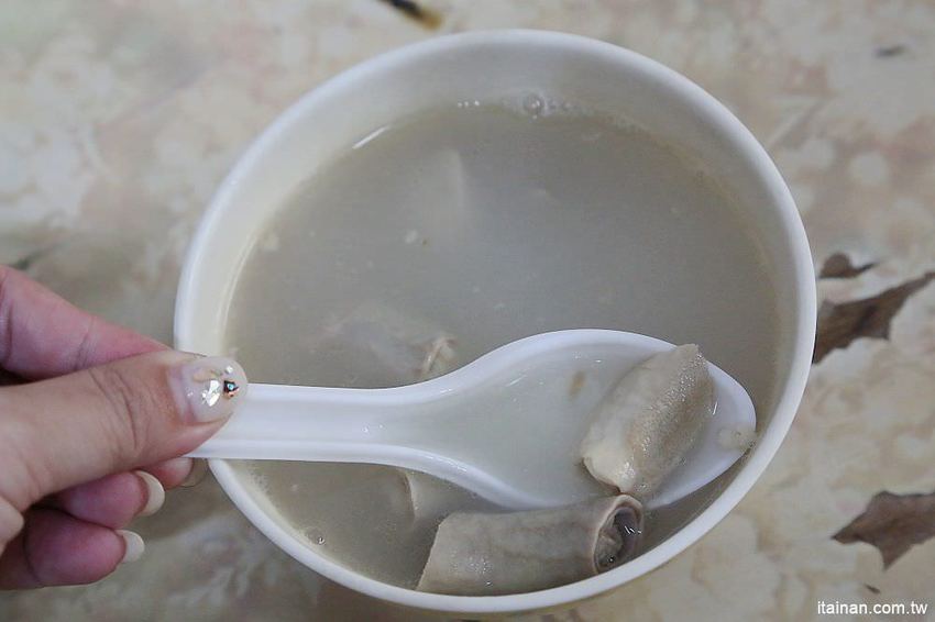 後甲無名米糕(在地人稱精忠三村米糕)~眷村古早味用紅土陶罐炊ㄟ筒仔米糕,20元筒仔白米糕與20元的四神湯! - 台南好Food遊