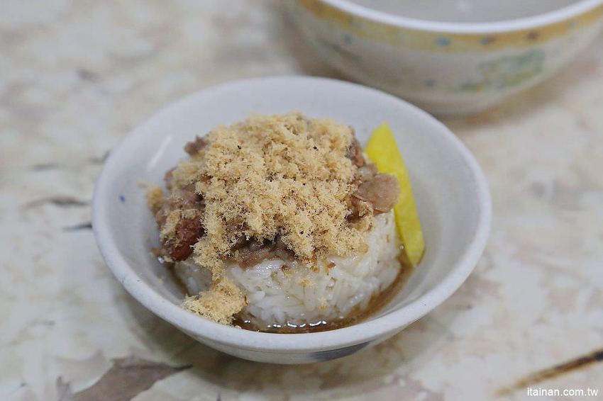 後甲無名米糕(在地人稱精忠三村米糕)~眷村古早味用紅土陶罐炊ㄟ筒仔米糕,20元筒仔白米糕與20元的四神湯! - 台南好Food遊