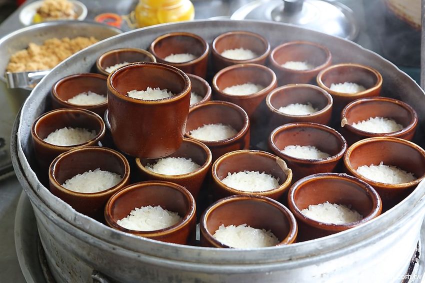 後甲無名米糕(在地人稱精忠三村米糕)~眷村古早味用紅土陶罐炊ㄟ筒仔米糕,20元筒仔白米糕與20元的四神湯! - 台南好Food遊