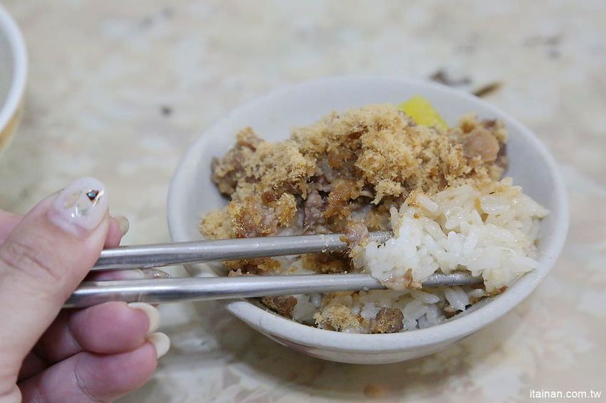 後甲無名米糕(在地人稱精忠三村米糕)~眷村古早味用紅土陶罐炊ㄟ筒仔米糕,20元筒仔白米糕與20元的四神湯! - 台南好Food遊