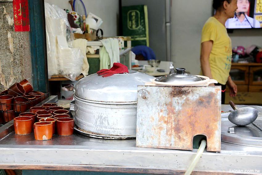 後甲無名米糕(在地人稱精忠三村米糕)~眷村古早味用紅土陶罐炊ㄟ筒仔米糕,20元筒仔白米糕與20元的四神湯! - 台南好Food遊