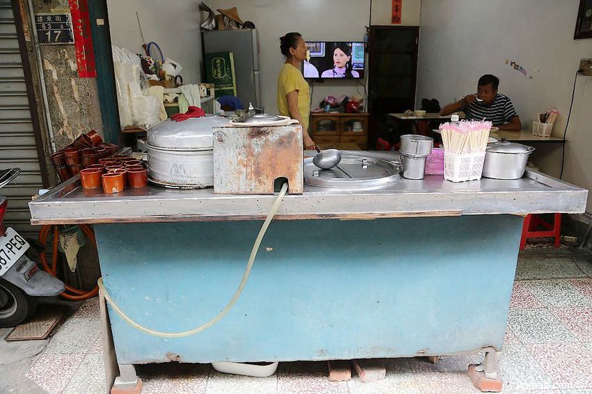 後甲無名米糕(在地人稱精忠三村米糕)~眷村古早味用紅土陶罐炊ㄟ筒仔米糕,20元筒仔白米糕與20元的四神湯! - 台南好Food遊