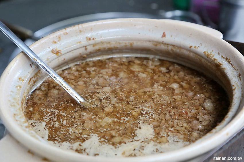 後甲無名米糕(在地人稱精忠三村米糕)~眷村古早味用紅土陶罐炊ㄟ筒仔米糕,20元筒仔白米糕與20元的四神湯! - 台南好Food遊