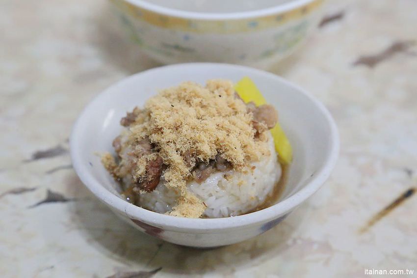 後甲無名米糕(在地人稱精忠三村米糕)~眷村古早味用紅土陶罐炊ㄟ筒仔米糕,20元筒仔白米糕與20元的四神湯! - 台南好Food遊