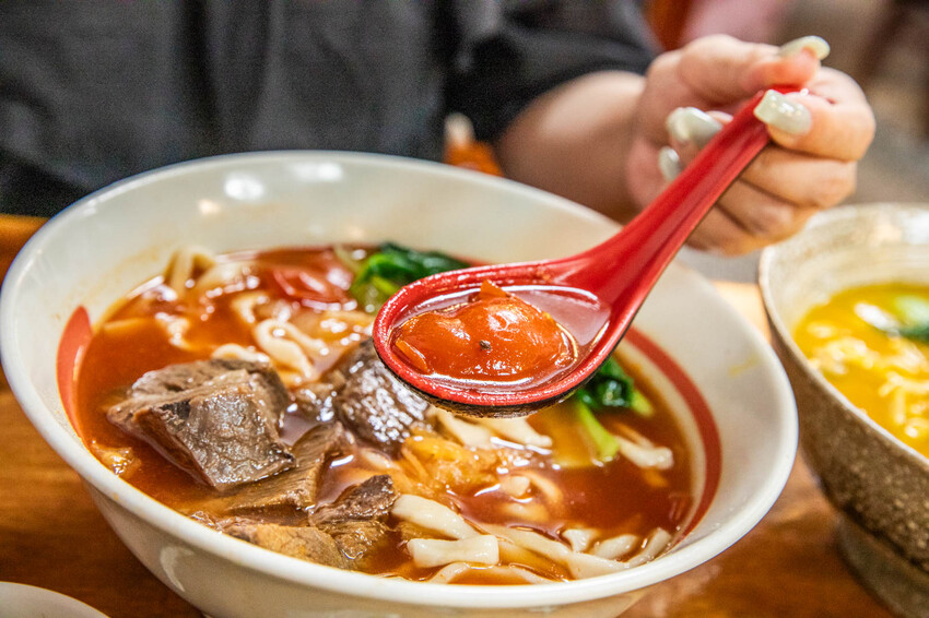 新竹市東區如意麵食館｜內用外帶天天爆滿四十年老字號麵食館！特色湯頭牛肉麵、超大牛肉捲餅必點