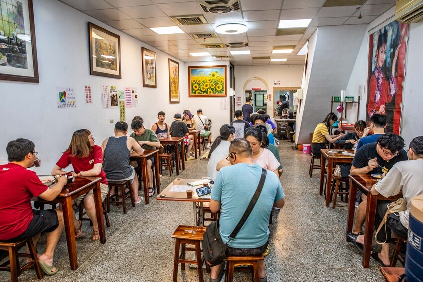 新竹市東區如意麵食館｜內用外帶天天爆滿四十年老字號麵食館！特色湯頭牛肉麵、超大牛肉捲餅必點