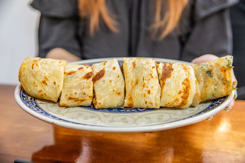 新竹市東區如意麵食館｜內用外帶天天爆滿四十年老字號麵食館！特色湯頭牛肉麵、超大牛肉捲餅必點