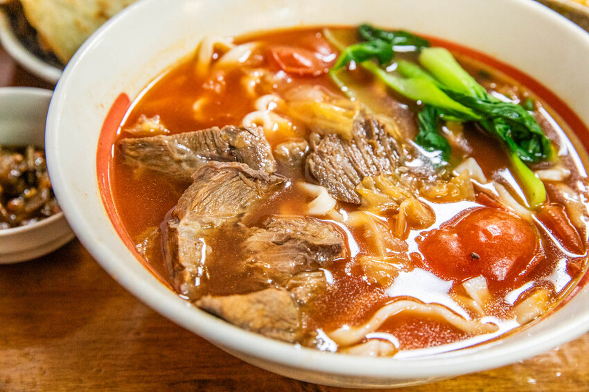 新竹市東區如意麵食館｜內用外帶天天爆滿四十年老字號麵食館！特色湯頭牛肉麵、超大牛肉捲餅必點