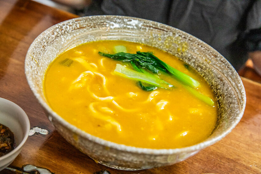 新竹市東區如意麵食館｜內用外帶天天爆滿四十年老字號麵食館！特色湯頭牛肉麵、超大牛肉捲餅必點