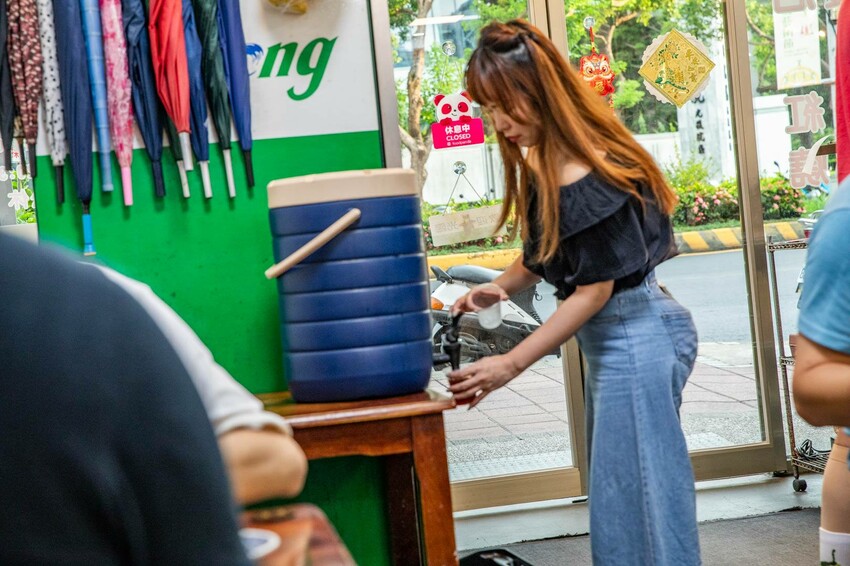 新竹市東區如意麵食館｜內用外帶天天爆滿四十年老字號麵食館！特色湯頭牛肉麵、超大牛肉捲餅必點