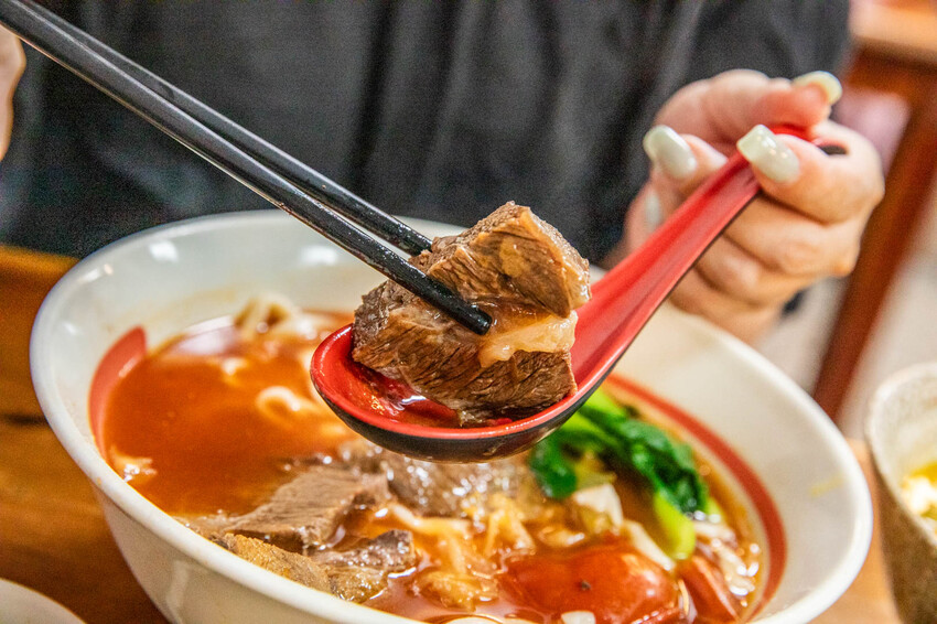 新竹市東區如意麵食館｜內用外帶天天爆滿四十年老字號麵食館！特色湯頭牛肉麵、超大牛肉捲餅必點