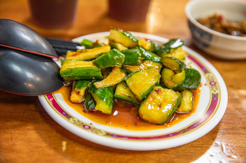 新竹市東區如意麵食館｜內用外帶天天爆滿四十年老字號麵食館！特色湯頭牛肉麵、超大牛肉捲餅必點