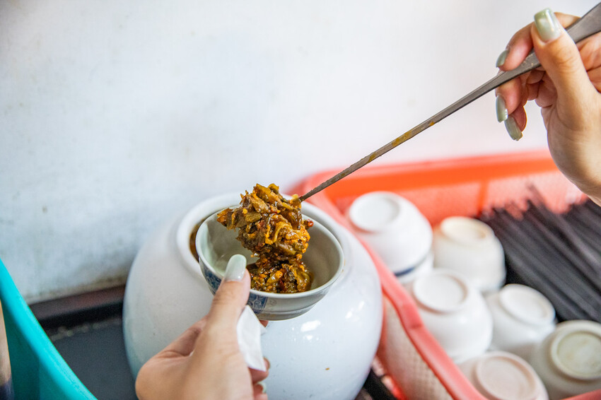 新竹市東區如意麵食館｜內用外帶天天爆滿四十年老字號麵食館！特色湯頭牛肉麵、超大牛肉捲餅必點