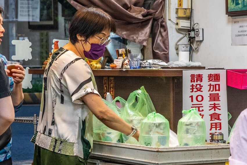 新竹市東區如意麵食館｜內用外帶天天爆滿四十年老字號麵食館！特色湯頭牛肉麵、超大牛肉捲餅必點