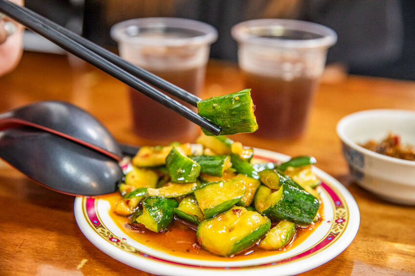 新竹市東區如意麵食館｜內用外帶天天爆滿四十年老字號麵食館！特色湯頭牛肉麵、超大牛肉捲餅必點