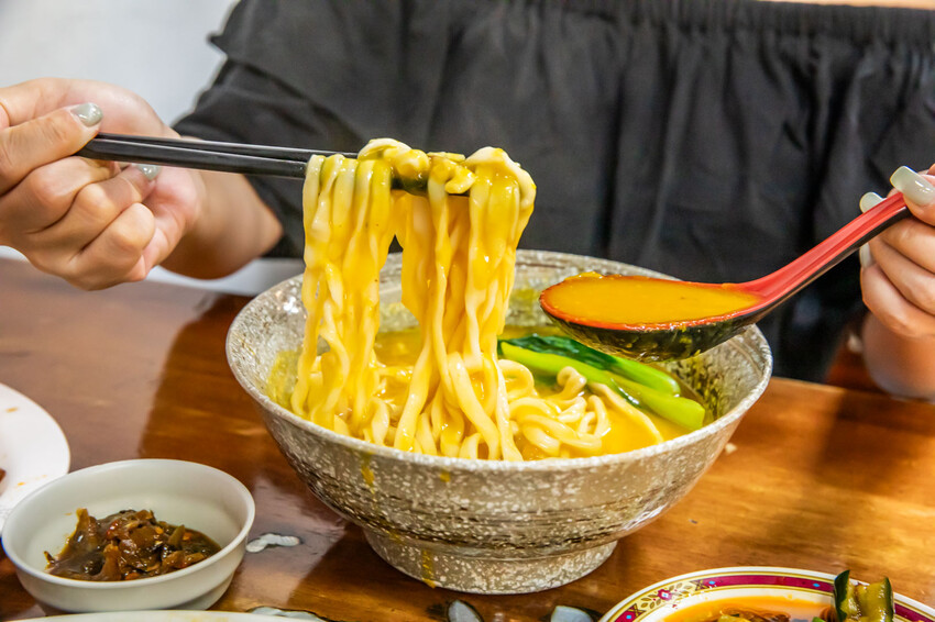 新竹市東區如意麵食館｜內用外帶天天爆滿四十年老字號麵食館！特色湯頭牛肉麵、超大牛肉捲餅必點