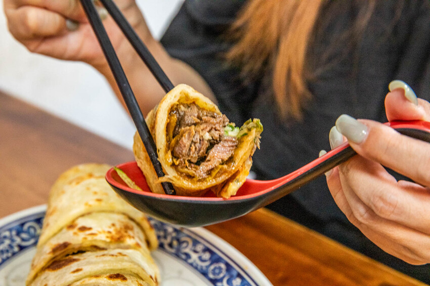 新竹市東區如意麵食館｜內用外帶天天爆滿四十年老字號麵食館！特色湯頭牛肉麵、超大牛肉捲餅必點