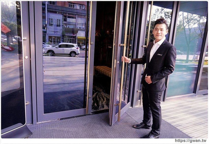 全台首間「 THE WANG」王品頂級乾式熟成牛排館插旗台中，高顏值管家服務！想來約會嗎？